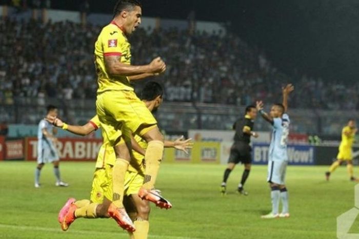 Lompatan kegembiraan striker Sriwijaya FC, Beto Goncalves seusai membobol gawang tuan rumah Persela di Stadion Surajaya, Lamongan, Jumat (11/11/2016). 