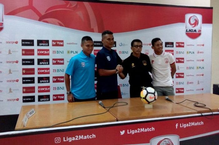 Pelatih Persis Solo, Jafri Sastra dan pelatih PSPS Riau, Hendri Susilo saat jumpa pers sebelum laga Persis Solo melawan PSPS Riau di Ruang Media Stadion Manahan, Solo, Sabtu (28/4/2018).