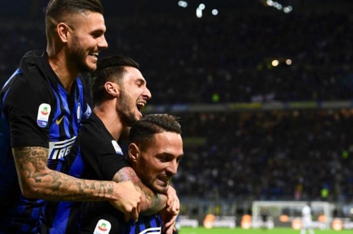  Para pemain Inter Milan merayakan gol Danilo D'Ambrosio (bawah) ke gawang Fiorentina dalam partai Liga Italia di Stadion Giuseppe Meazza, Milan, 25 September 2018. 