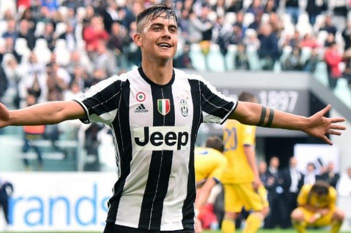 Penyerang Juventus, Paulo Dybala merayakan golnya ke gawang Sampdoria dalam laga pekan ke-38 Serie A di Juventus Stadium, Sabtu (14/5/2016). 