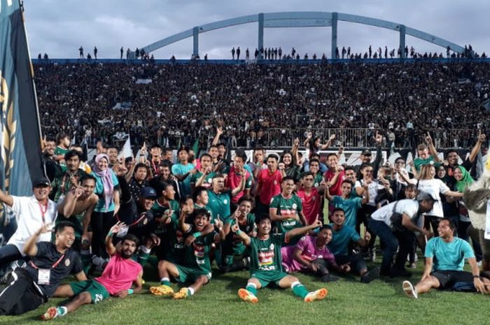    Seluruh pemain, staf pelatih, dan anggota keluarga PSS Sleman berfoto bersama setelah merayakan keberhasilan Elang Jawa naik kasta ke Liga 1 musim depan di Stadion Maguwoharjo, Sleman, Rabu (28/11/2018).   