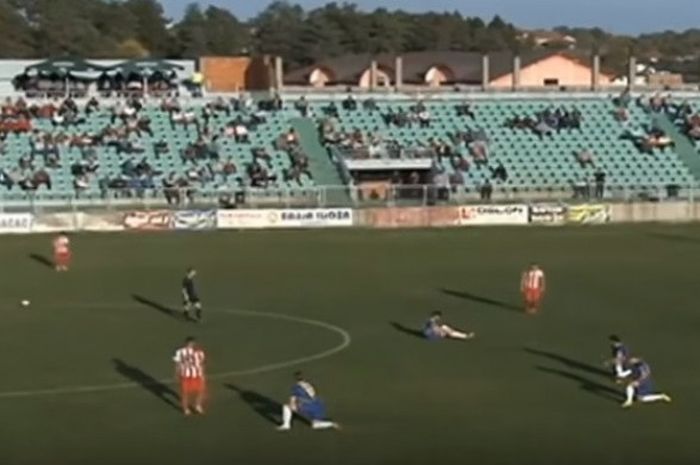 Para pemain Bosna Visoko melancarkan aksi protes terhadap wasit dengan duduk di lapangan dalam laga kontra Zvijezda di Stadion Banja Ilidza, Gradacac, pada Sabtu (14/10/2017).