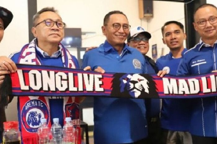 Zulkifli Hasan (no 2 dari kiri) Kunjungi Aremania Dapat Sebutan Ebes Aremania 