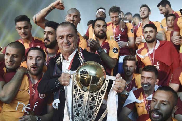 Pelatih Galatasaray, Fatih Terim, merayakan keberhasilan menjuarai Liga Turki 2017-2018 bersama para pemain, 20 Mei 2018 di Istanbul. 