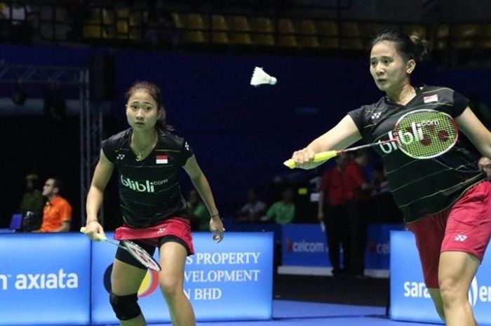 Pasangan ganda putri Indonesia, Anggia Shitta Awanda/Ni Ketut Mahadewi Istarani, mengembalikan kok dari Misaki Matsutomo/Ayaka Takahashi (Jepang) pada babak kedua Malaysia Terbuka yang berlangsung di Stadion Perpaduan, Kuching, Kamis (6/4/2017).