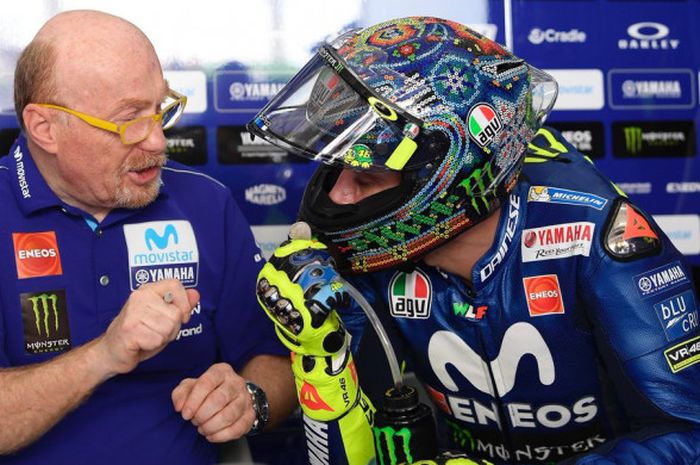 Valentino Rossi berdiskusi dengan Silvano Galbusera saat tes pramusim MotoGP 2018 di Sirkuit Sepang, Malaysia, Minggu (28/1/2018).