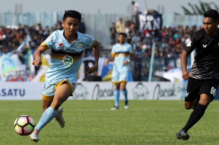 Aksi gelandang Persela Lamongan, Sandi Septian (kiri), pada laga pekan ke-27 kontra Persegres Gresik United di Stadion Surajaya, Lamongan, Sabtu (30/9/2017).