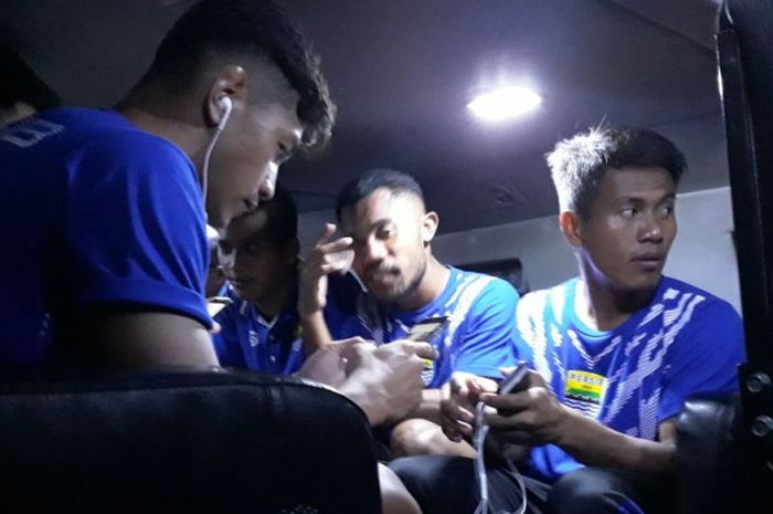  Para pemain Persib Bandung dikawal keluar dari Stadion Kanjuruhan dengan menggunakan rantis, Minggu (15/4/2018).  