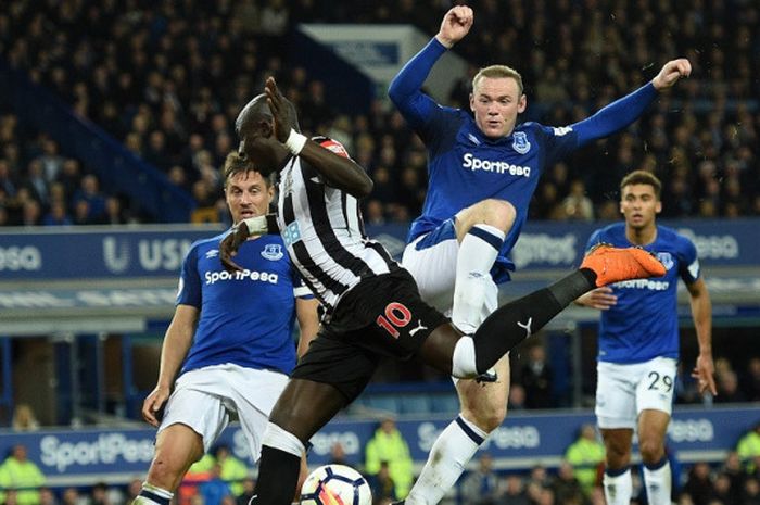 Striker Everton, Wayne Rooney, bertubrukan dengan gelandang Newcastle United, Mohamed Diame, saat keduanya berlaga di Stadion Goodison Park, pada Selasa (24/4/2018).