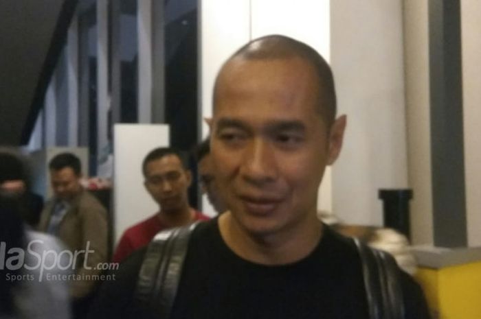 Eks penyerang timnas Indonesia, Kurniawan Dwi Yulianto, menjawab pertanyaan wartawan di Kantor Bukal