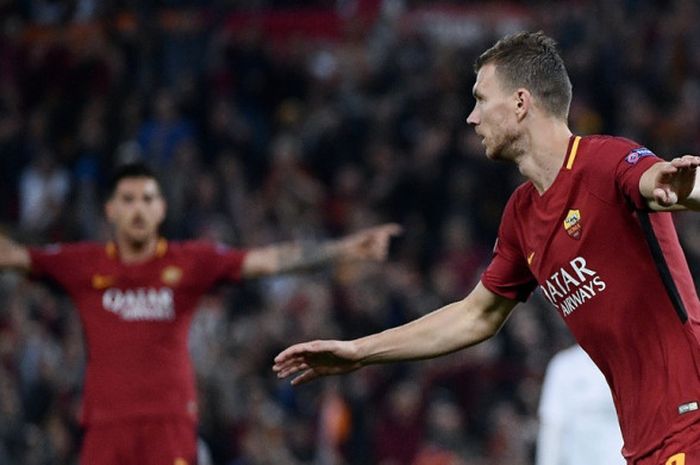 Penyerang AS Roma, Edin Dzeko, merayakan gol yang dicetak ke gawang Liverpool FC dalam laga leg kedua semifinal Liga Champions di Stadion Olimpico, Roma, Italia pada 2 Mei 2018.    