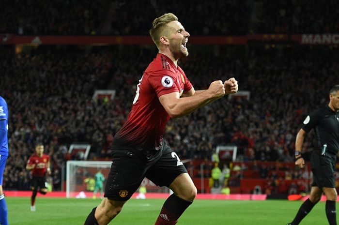 Bek kiri Manchester United, Luke Shaw, merayakan gol yang dicetak ke gawang Leicester City dalam laga Liga Inggris di Stadion Old Trafford, Manchester pada 10 Agustus 2018.