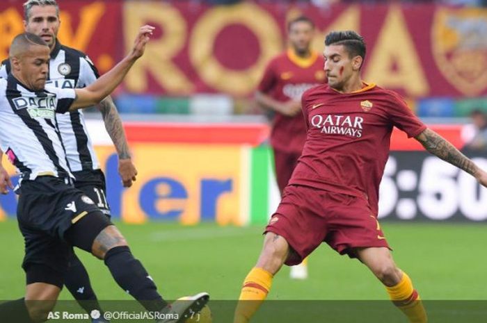 Pemain AS Roma, Lorenzo Pellegrini, mencoba merebut bola dari kaki pemain Udinese di laga Liga Italia Serie A di Dacia Arena, Udine, pada 24 November 2018.