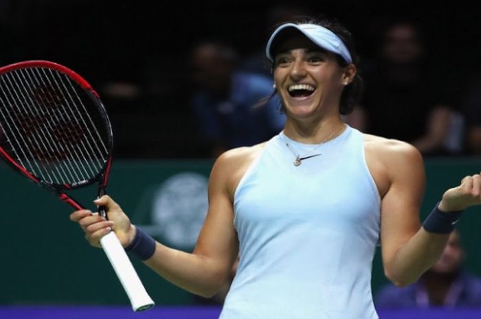 Petenis Prancis, Caroline Garcia, berhasil lolos ke semifinal WTA Finals 2017 setelah berhasil mengalahkan Caroline Wozniacki (0-6, 6-3, 7-5) pada Jumat, (27/10/2017).