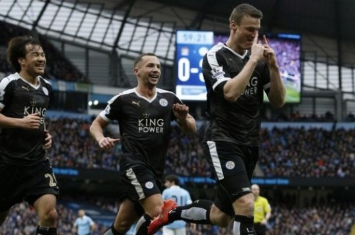 Bek Leicester City, Robert Huth (kanan), merayakan gol yang ia cetak ke gawang Manchester City dalam laga Liga Inggris 2015-2016 di Stadion Etihad, 6 Februari 2016.