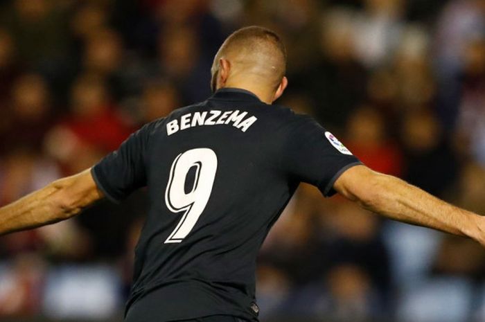 Penyerang Real Madrid, Karim Benzema, merayakan gol pada laga pekan ke-12 Liga Spanyol kontra Celta Vigo, Senin (12/11/2018) dini hari WIB, di Stadion Abanca-Balaídos, Vigo.