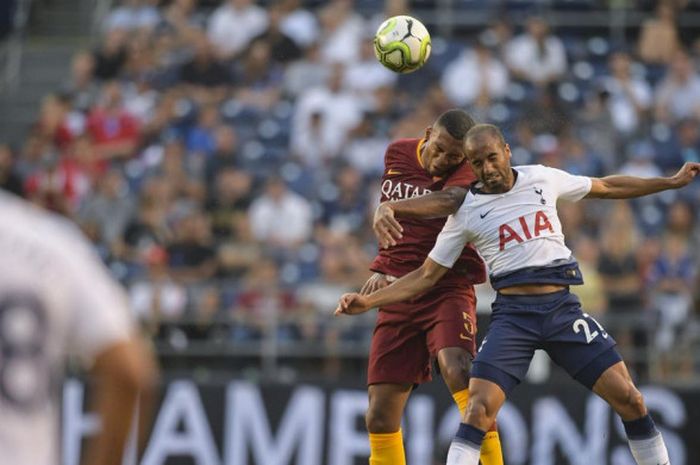 Bek AS Roma, Juan Jesus (merah), berduel udara dengan winger Tottenham Hotspur, Lucas Moura (putih, kanan), pada laga International Champions Cup di Stadion Qualcomm, Kamis (26/7/2018).