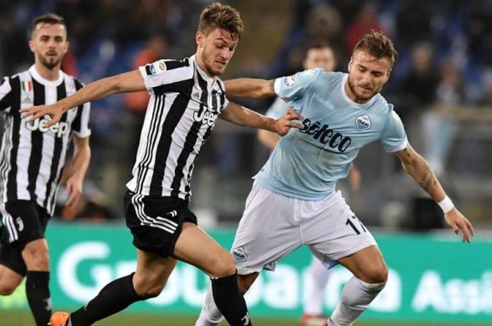  Penyerang Lazio, Ciro Immobile (kanan), berusaha merebut bola dari bek Juventus, Daniele Rugani, dalam partai Liga Italia di Stadion Olimpico, Roma, 3 Maret 2018. 