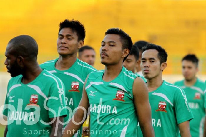 Para pemain Madura United saat menjalani sesi latihan.