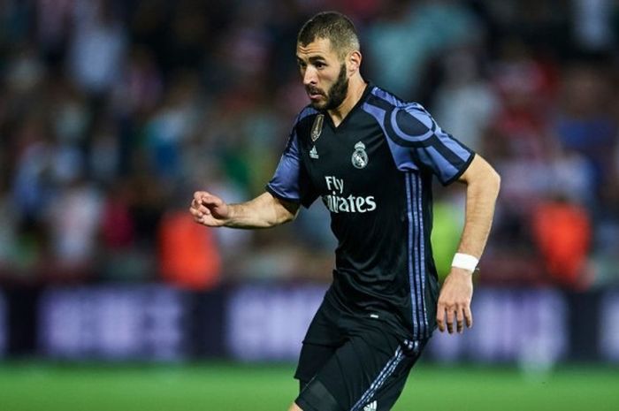 Aksi Karim Benzema dalam pertandingan lanjutan La Liga antara Granada kontra Real Madrid di Estadio Nuevo Los Carmenes, 06 Mei 2017. 