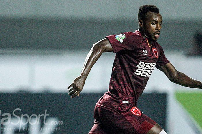 Aksi striker PSM Makassar, Guy Junior, saat tampil melawan Persib Bandung pada pekan kesepuluh Liga 1 2018 di Stadion GBLA, Bandung, Rabu(23/05/18).