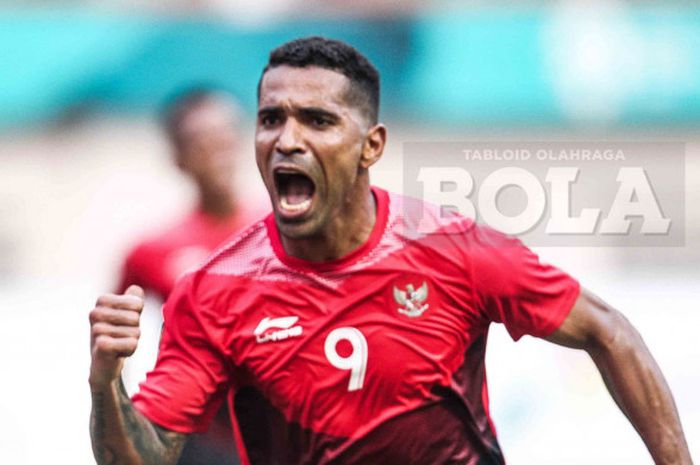  Selebrasi penyerang timnas U-23 Indonesia, Alberto Goncalves,  seusai mencetak gol dalam pertandingan babak 16 besar sepak bola Asian Games 2018 melawan Uni Emirat Arab di Stadion Wibawa Mukti, Jumat (24/8/2018).   