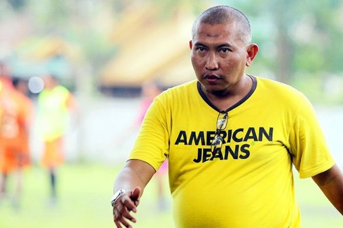 Manajer Persema, Bambang Suryo, saat menghadiri latihan timnya.