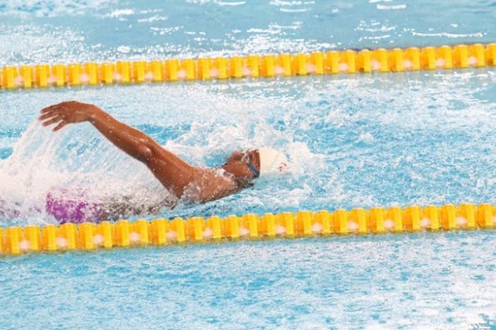 Perenang putra Indonesia, I Gede Siman Sudartawa, tampil pada nomor 100 meter gaya punggung pada Indonesia Open Aquatic Championship di Stadion Akuatik, Gelora Bung Karno, Senayan, Jakarta, Sabtu (1/12/2018).