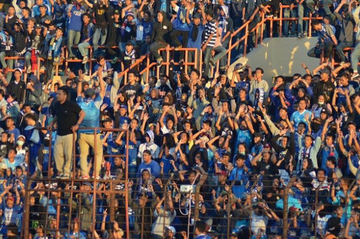 Salah satu ordo suporter PSIM Yogyakarta, Brajamusti, saat derbi DIY melawan PSS Sleman di Stadion Sultan Agung (SSA), Bantul.