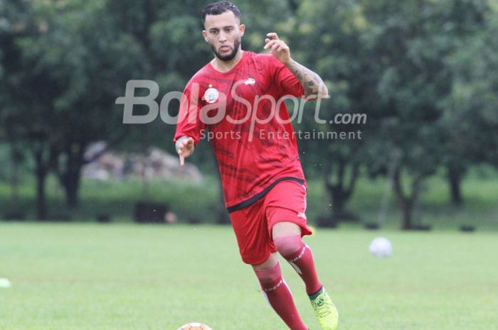 Pemain berpaspor Afganistan-Belanda, menjani seleksi bersama Persija Jakarta, di Lapangan Sutasoma, Halim Perdana Kusuma, Kamis (21/12/2017).