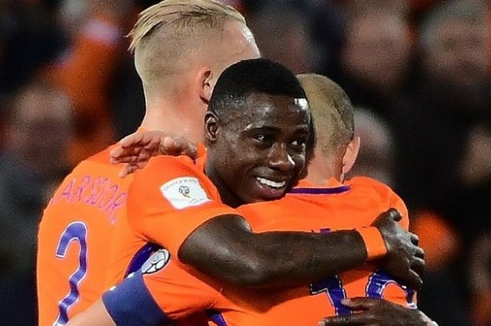 Pemain Belanda, Quincy Promes (tengah), berpelukan dengan rekan-rekan setimnya setelah berhasil membobol gawang Belarus dalam laga Kualifikasi Piala Dunia 2018, di Stadion Feyenoord, Jumat (7/10/2016) waktu setempat.