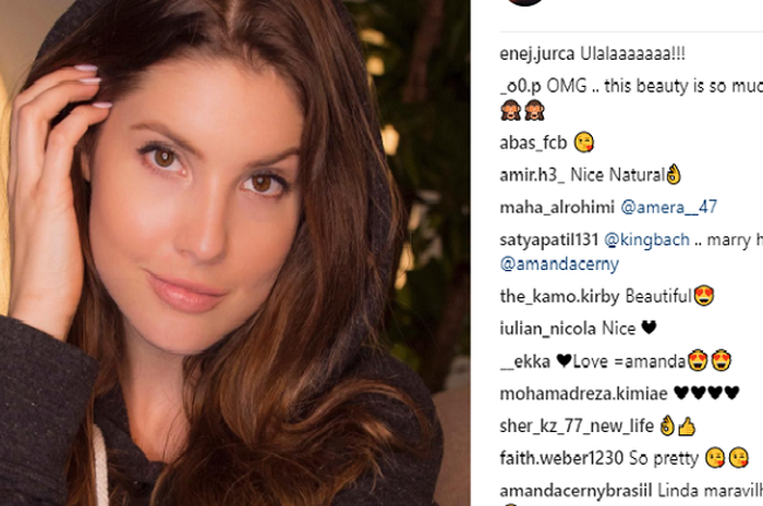 Amanda Cerny, model cantik asal Amerika yang sempat bertemu Neymar saat pertandingan persahabatan antara Barcelona melawan Real Madrid.