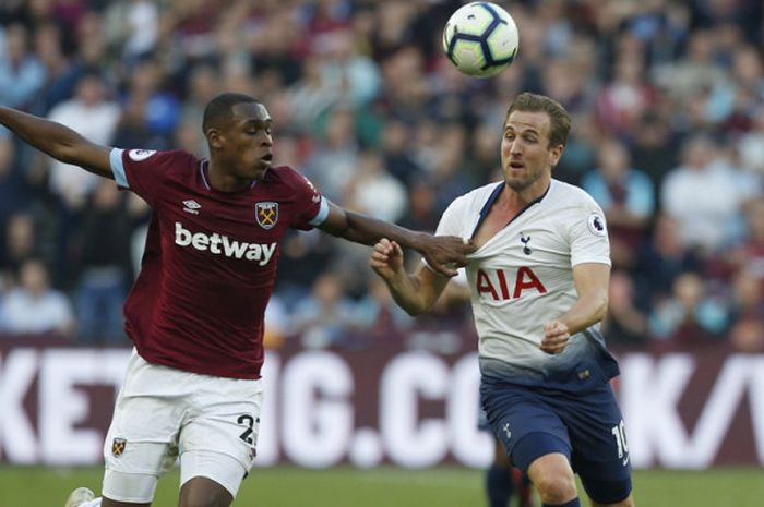 Gelandang West Ham United, Issa Diop (kiri, berduel dengan striker Tottenham Hotspur, Harry Kane, dalam laga Liga Inggris 2018-2019 di London Stadium, London, Inggris, pada Sabtu (20/10/2018). 