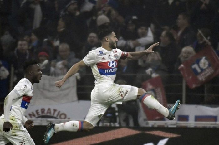 Pemain Olympique Lyon, Nabil Fekir (kanan), merayakan gol yang dia cetak ke gawang Olympique Marseille dalam laga Liga Prancis di Stadion Groupama, Decines-Charpieu, pada 17 Desember 2017.