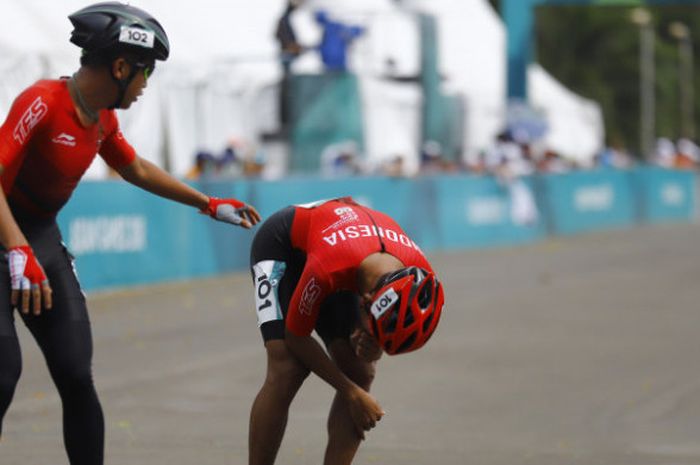 Atlet sepatu roda Indonesia, Muhamad Oky Andrianto (kanan), tertunduk setelah gagal pada nomor 20 km putra Asian Games 2018 di Arena Roller Skate Kompleks Jakabaring Sport City, Palembang, Sumsel, Jumat (31/8/2018). 