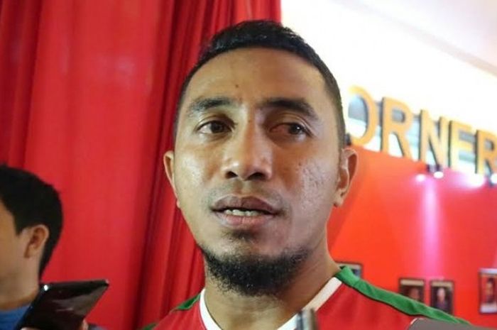  Eks gelandang timnas Indonesia, Firman Utina memberikan keterangan saat menghadiri Kongres Tahunan 