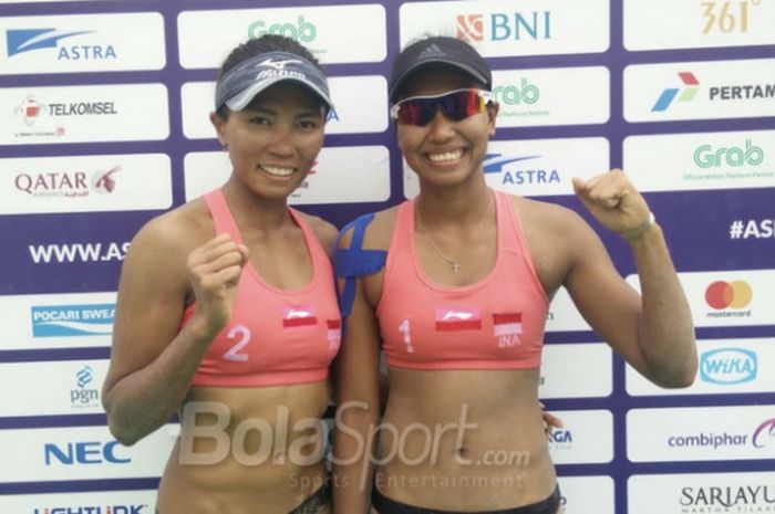 Tim voli pantai putri Indonesia, Desi Ratnasari/Yokebed Eka Purari, berpose seusai pertandingan babak perempat final Asian Games 2018 di Jakabaring Sport City, Palembang, Sabtu (25/8/2018).