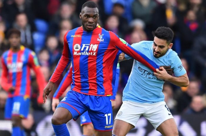 Christian Benteke (kiri) berebut bola dengan Ilkay Gundogan dalam partai Crystal Palace kontra Manchester City di Selhurst Park, London, 31 Desember 2017.