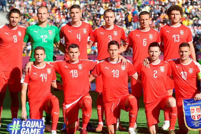 Timnas Serbia mengambil foto menjelang pertandingan melawan Rumania pada ajang UEFA Nations League di Stadion Nasional, Rumania, Minggu (14/10/2018).