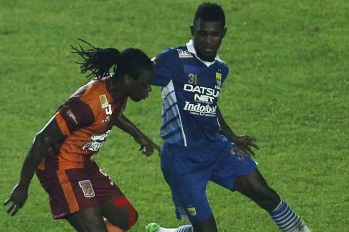 Bek Persib, Rudolof Yanto Basna (kanan), saat berduel memperebutkan bola pada laga kontra PBFC di laga Piala Bhayangkara, Minggu (20/3/2016).