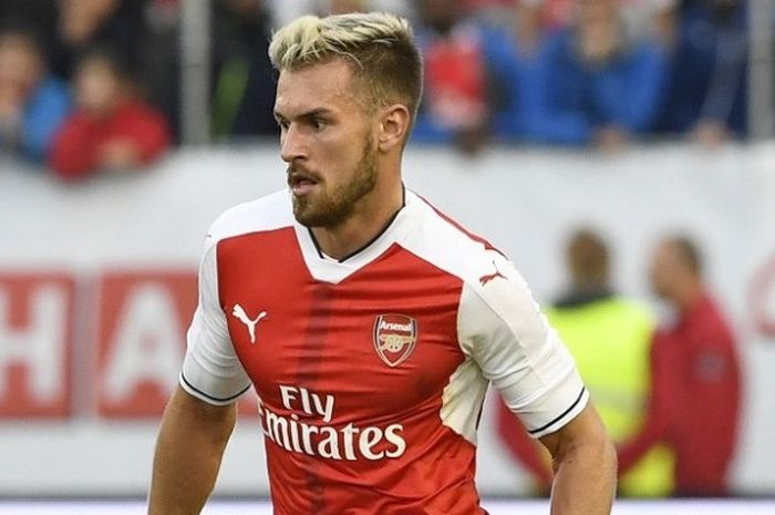 Gelandang Arsenal, Aaron Ramsey, tampil dalam laga persahabatan kontra Manchester City, di Gothenburg, Swedia, 7 Agustus 2016.