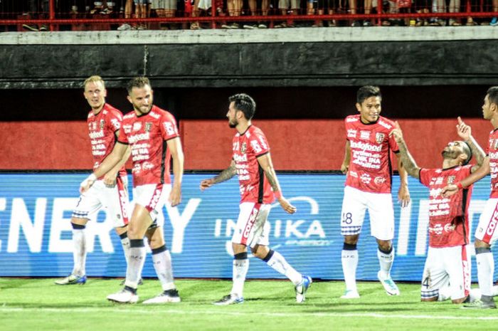 Bek Bali United, Demerson Costa berlutut setelah merayakan gol bersama rekan-rekannya setelah membobol gawang Sriwijaya FC pada semifinal leg kedua Piala Presiden 2018 di Stadion Kapten I Wayan Dipta, Gianyar, Rabu (14/2/2018) malam.