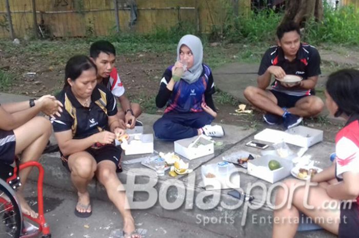 Atlet Asian Para Games 2018 yang sedang berlatih di Stadion Manahan, Solo, Jawa Tengah, Selasa (13/3/2018), tampak sedang menikmati makanan. 