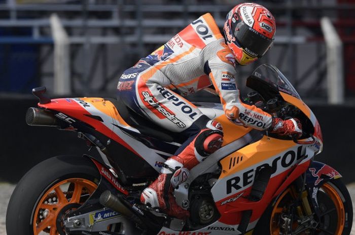 Pebalap Repsol Honda, Marc Marquez, mengendarai motornya saat melakoni sesi latihan bebas pertama MotoGP Argentina di Autodromo Termas de Rio Hondo circuit, Santiago del Estero, Jumat (6/4/2018).