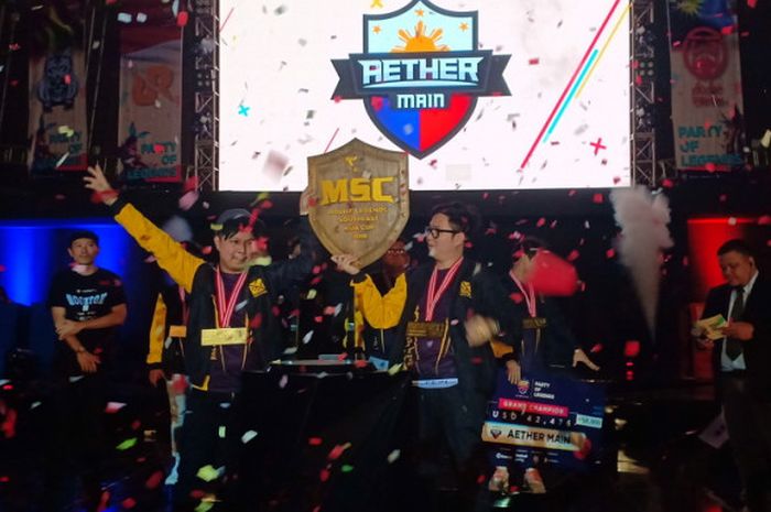 Para pemain Aether Main saat mengangkat trofi juara Mobile Legend Southeast Asia Cup 2018 di JIExpo, Kemayoran, Jakarta, pada Minggu (29/7/2018).