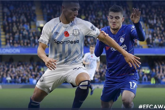 Penyerang Everton, Richarlison (kiri), dibayangi gelandang Chelsea, Mateo Kovacic (kanan), pada laga pekan ke-12 Liga Inggris di Stadion Stamford Bridge, Minggu (11/11/2018).