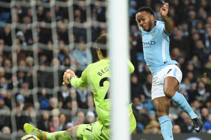 Winger Manchester City, Raheem Sterling (kanan), mencetak gol ke gawang Bournemouth dalam laga Liga Inggris di Stadion Etihad, Manchester, pada 23 Desember 2017.