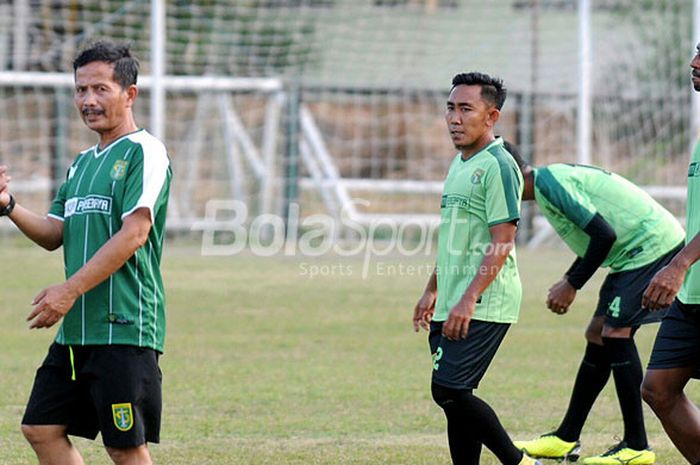 Pelatih Persebaya Djadjang Nurdjaman saat memberi materi latihan rutin pada pemain Persebaya jelang kontra PS Tira, Selasa (11/9/2018).