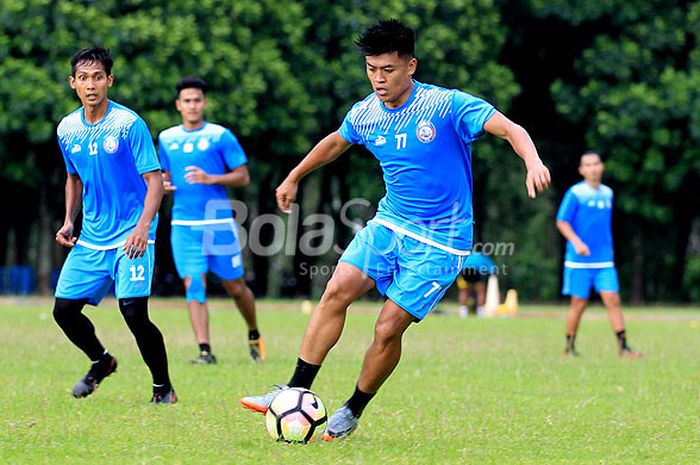 Aksi Jefri Kurniawan (kiri) saat berlatih bersama Arema FC di Lapangan Dirgantara Kabupaten Malang, 