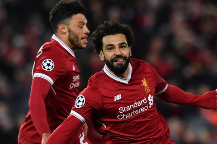   Selebrasi penyerang Liverpool FC, Mohamed Salah (kanan), seusai berhasil membobol gawang Manchester City dalam pertandingan leg 1 perempat final Liga Champions 2017-2018 di Stadion Anfield, Liverpool, Inggris, pada Rabu (4/4/2018).  